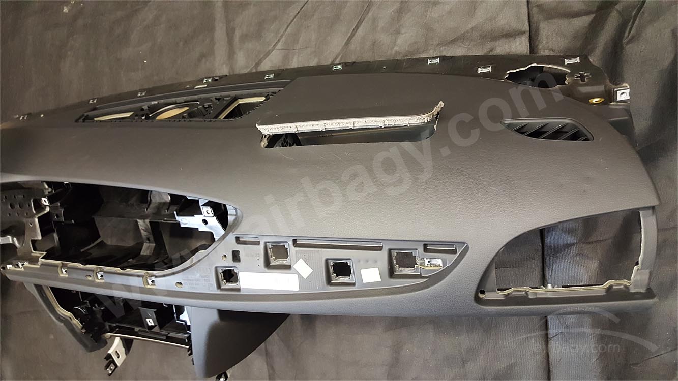 Oprava palubní desky Audi po vystřelení airbagu