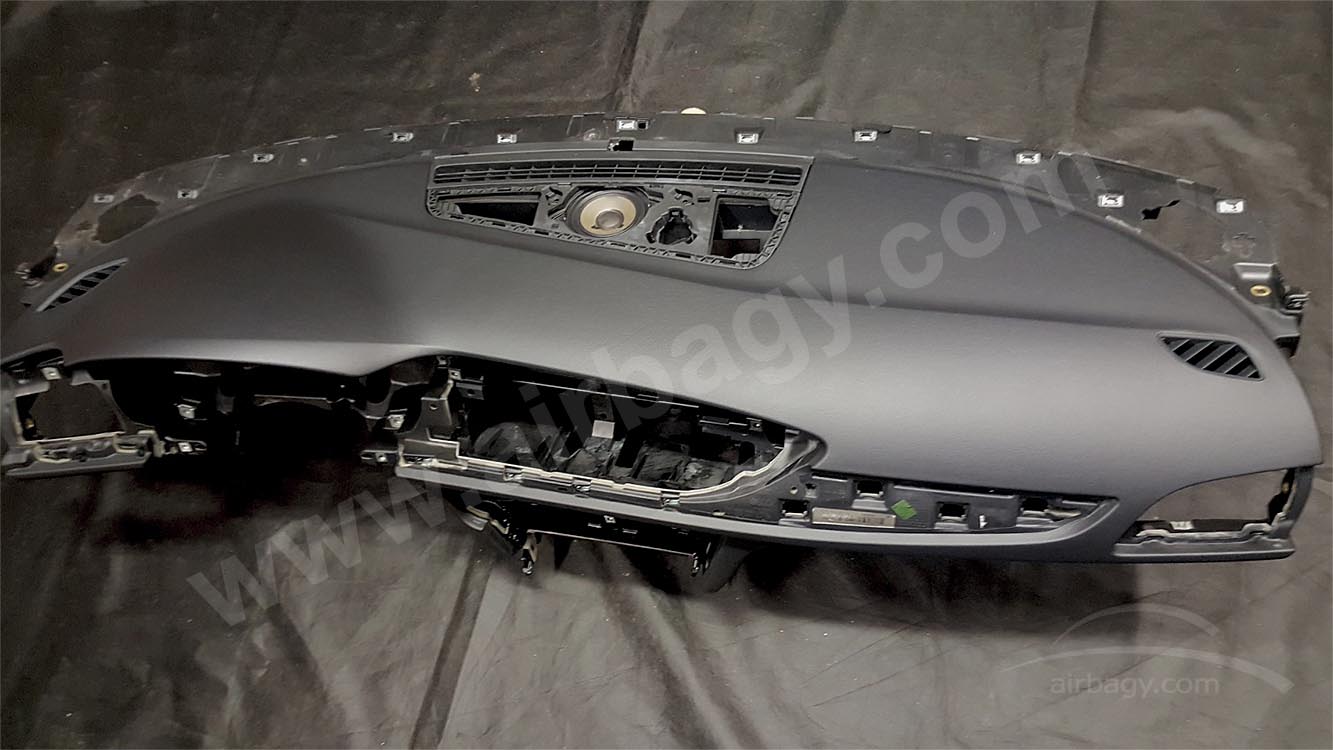 Oprava palubní desky Audi po vystřelení airbagu