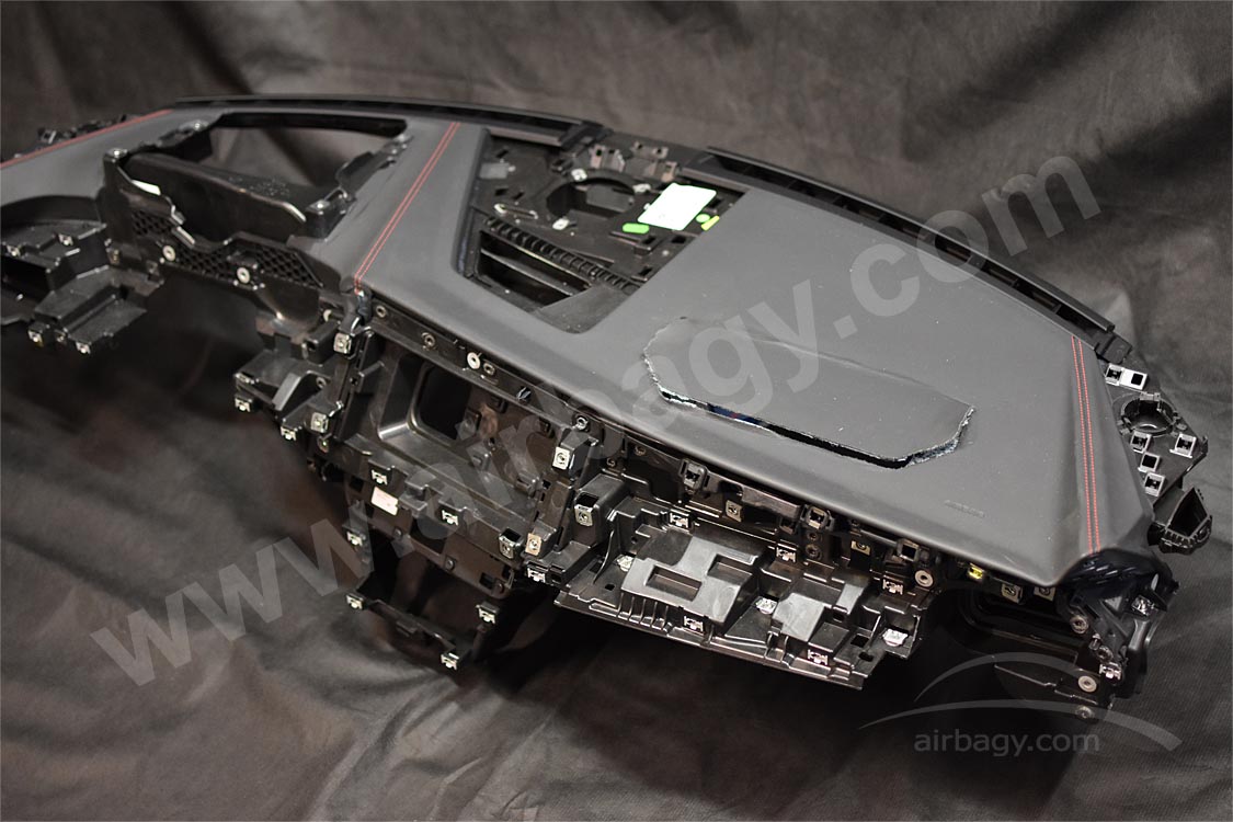 Palubní deska Audi e-tron před opravou