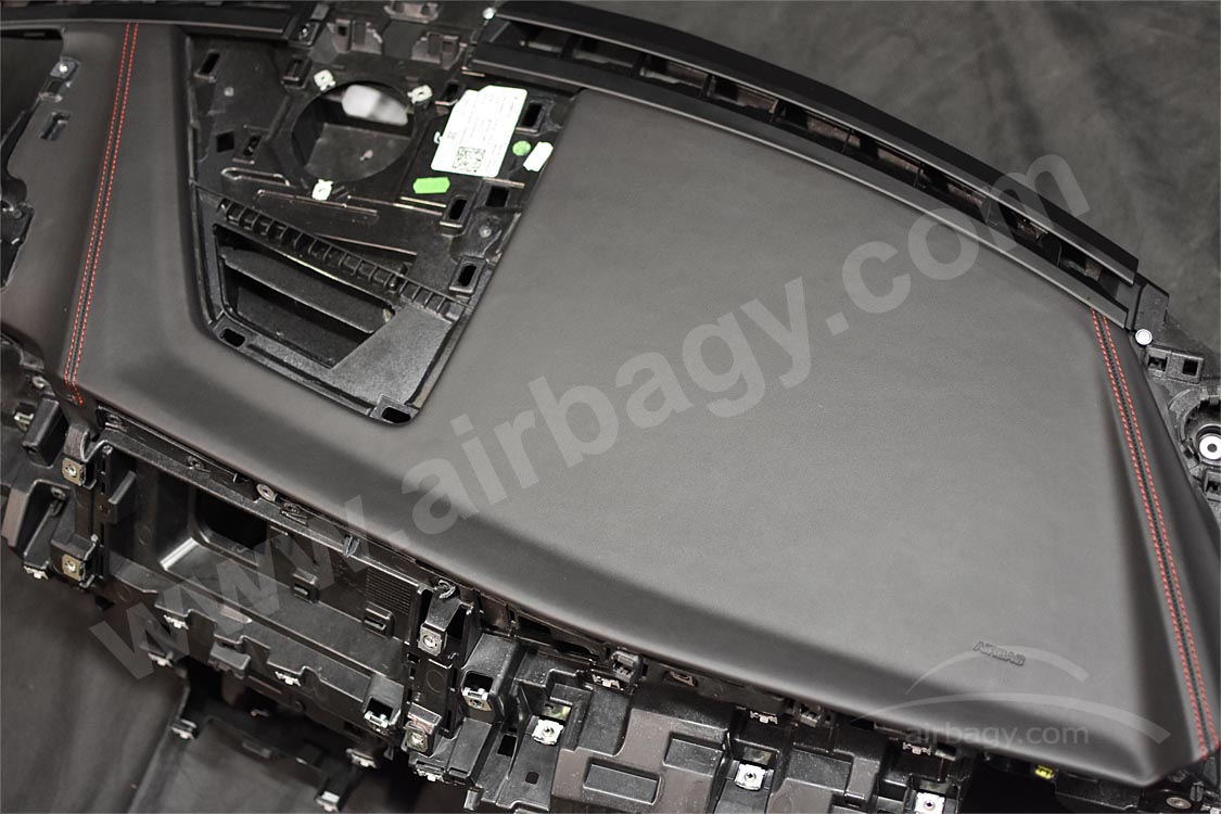 Palubní deska Audi e-tron po opravě detail