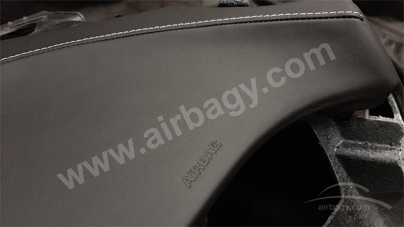 Oprava airbagu palubní desky Chevrolet Corvette 2019