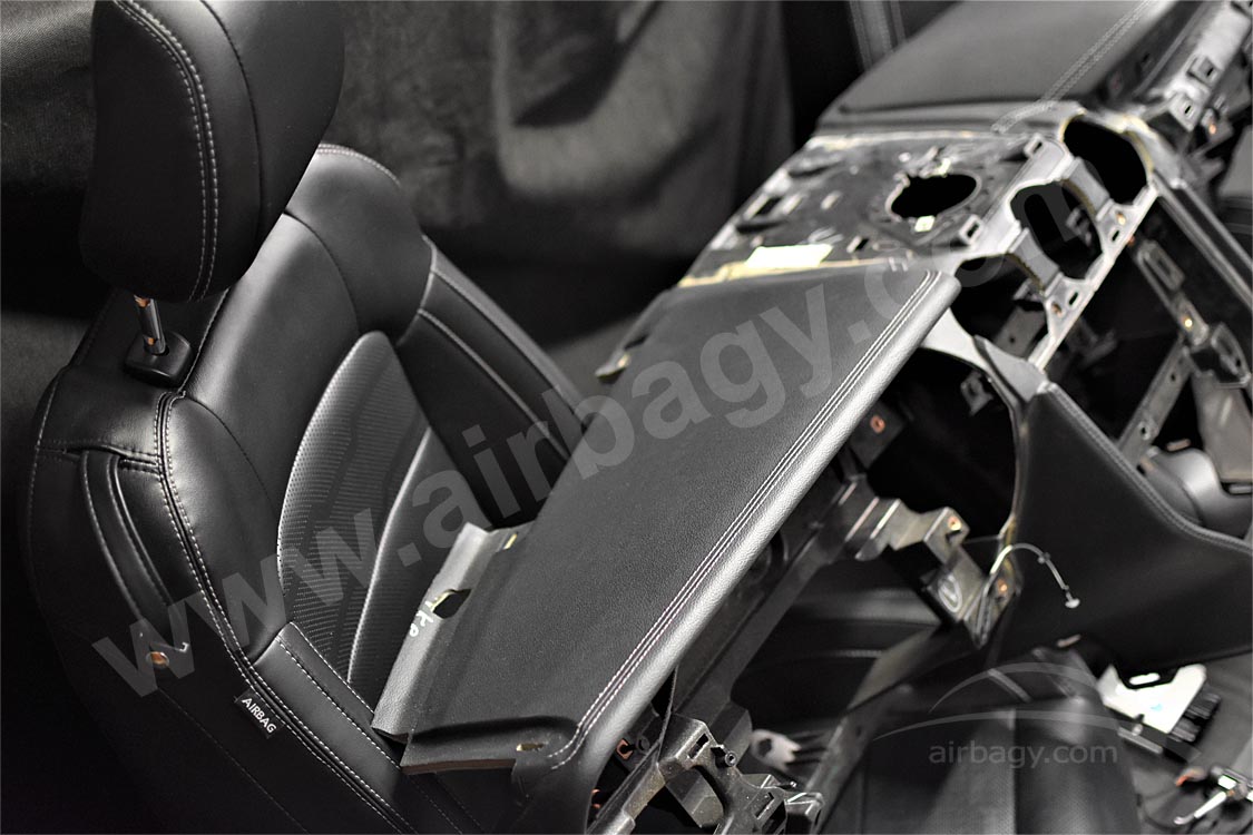 Oprava palubní desky a sedadel Ford Mustang po vystřelení airbagu
