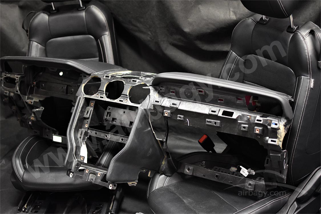 Oprava palubní desky a airbagu sedadel Ford Mustang 2016