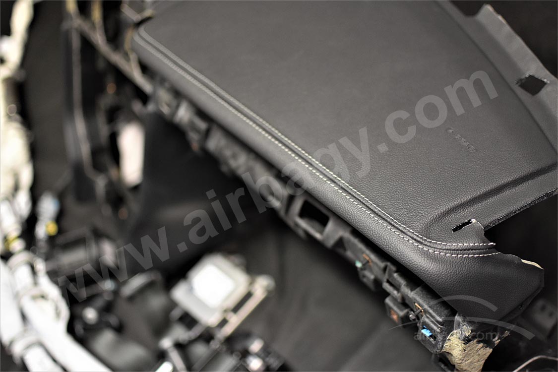 Oprava palubní desky Ford Mustang 2016 po roztřžení od airbagu