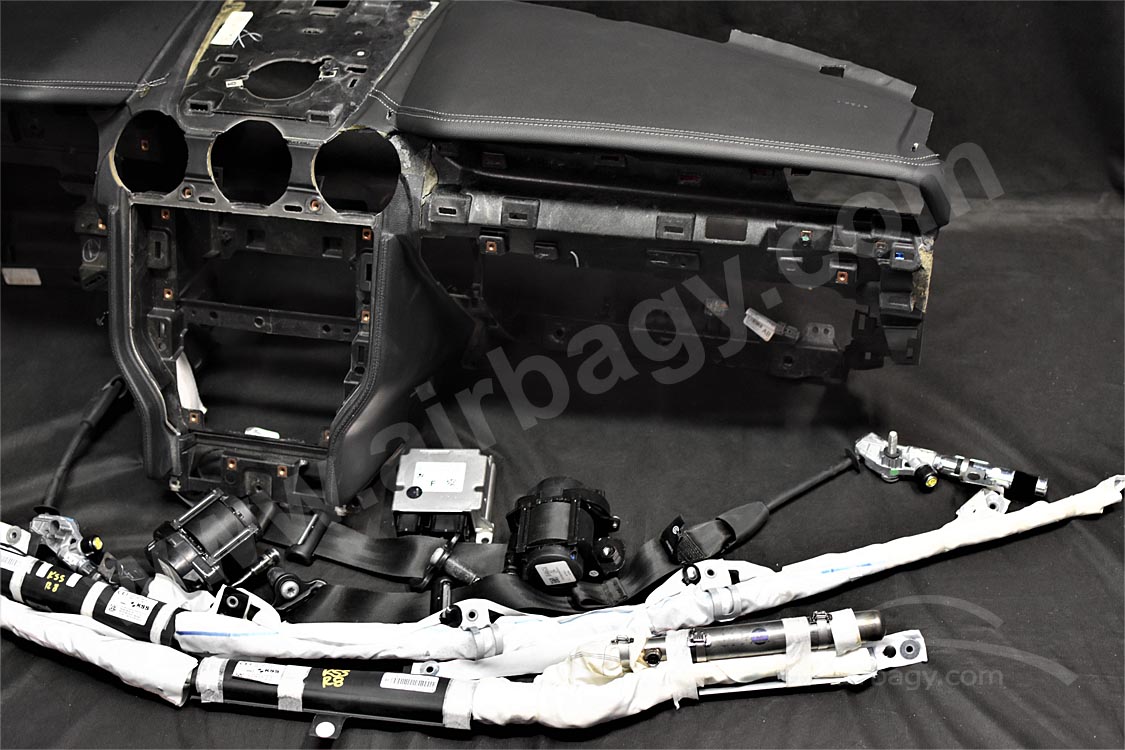Oprava palubní desky a stropního airbagu Ford Mustang 2016