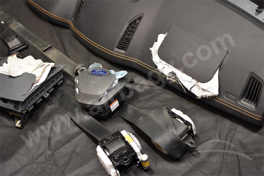 Oprava palubní desky, airbagu a bezpečnostních pásů Ford Ranger Wildtrak 2020