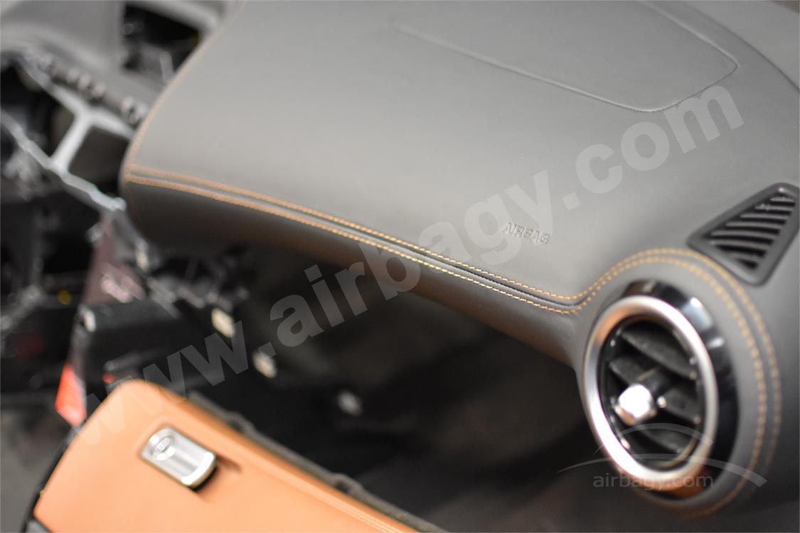 Oprava palubní desky po vystřelení airbagu Mercedes GTS 63