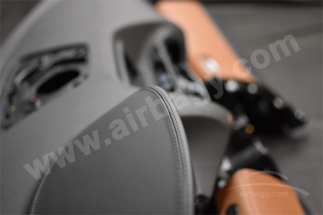 Oprava palubní desky po vystřelení airbagu Mercedes GTS 63