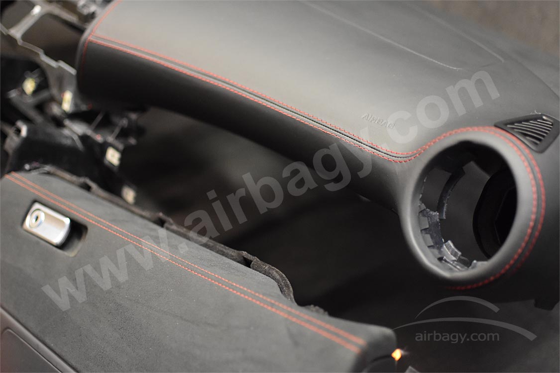 Logo airbag po opravě palubní desky Mercedes GT 63 AMG