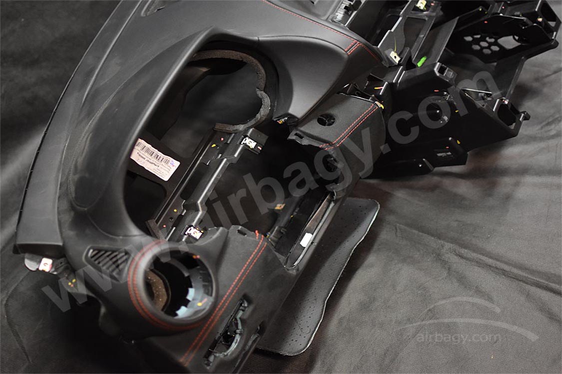 Kolenní airbag řidiče Mercedes GT 63 AMG