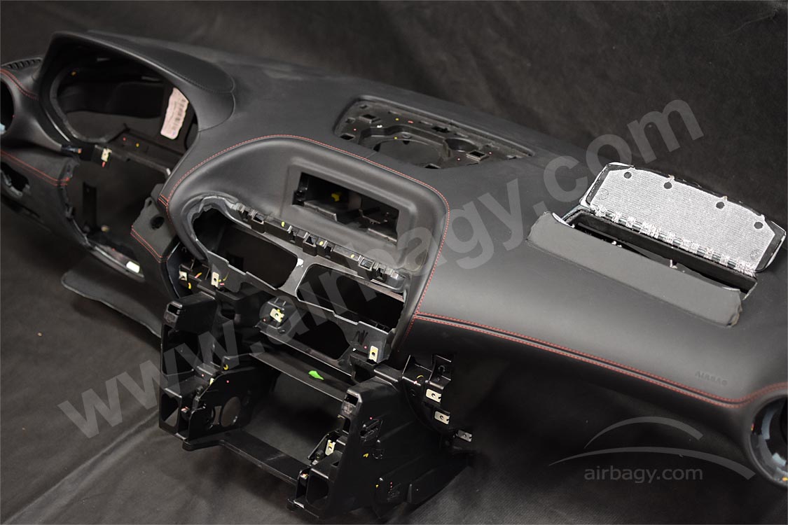 Palubní deska před opravou airbagu Mercedes GT 63 AMG