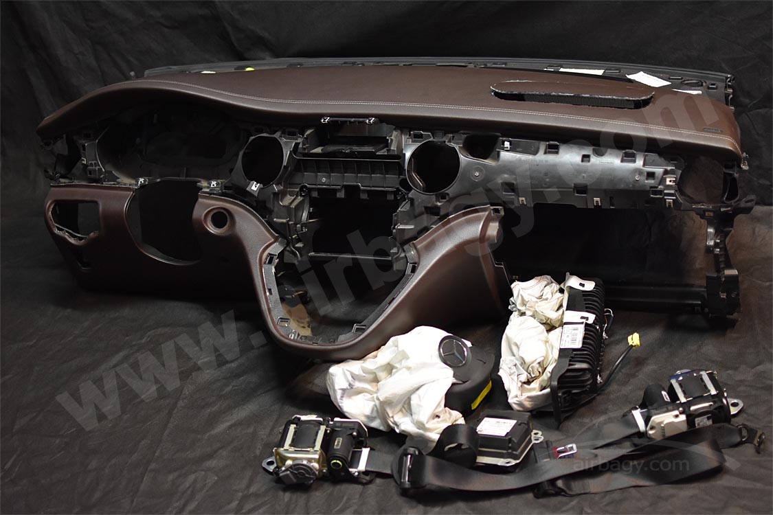 Palubní deska Mercedes V-CLASSE W477 po vystřelení airbagů před opravou